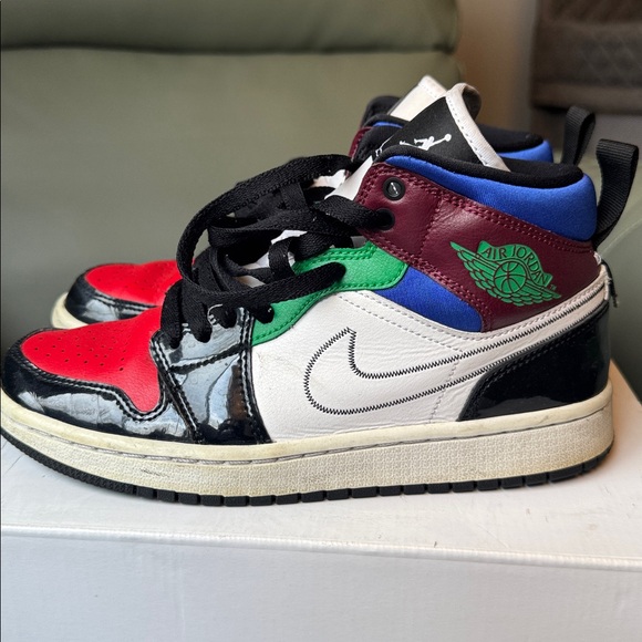 Women’s Air Jordan, one mid SE black white university red - Picture 7 of 10